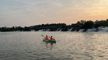 Khách chèo kayak trên sông gần Thác Ba Giọt