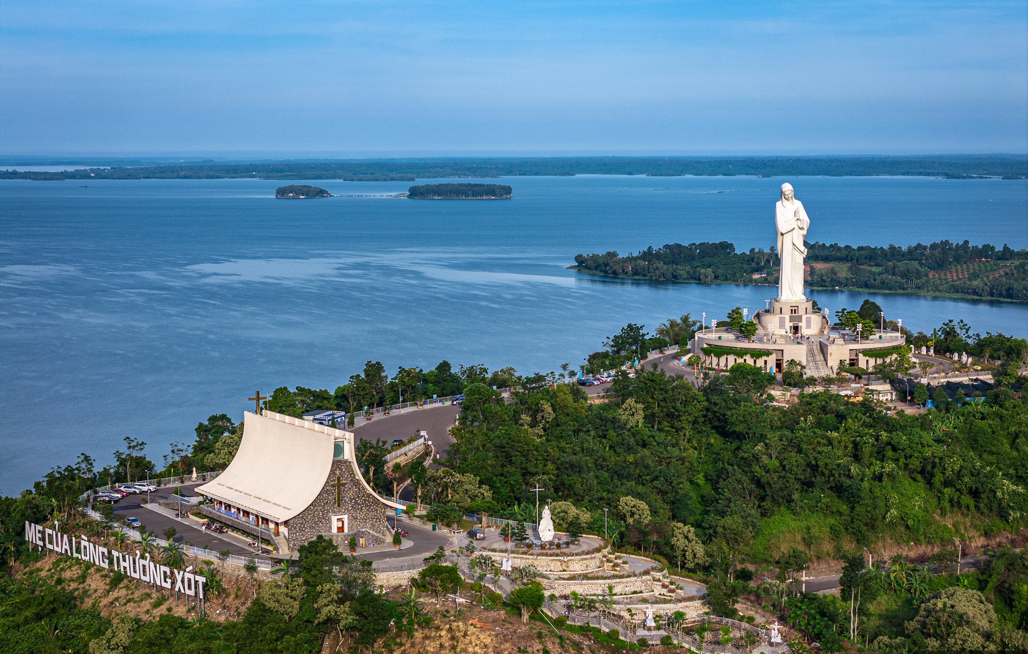 Đức Mẹ Núi Cúi – tượng Đức Mẹ cao nhất Việt Nam