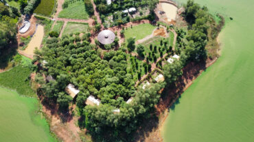 Toàn cảnh Làng Trị An Retreat trên bán đảo nhìn từ trên cao