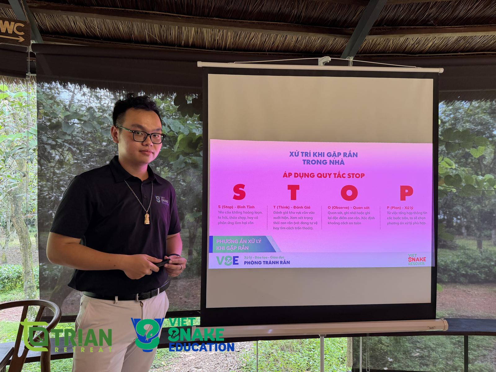 Giảng viên trình bày quy tắc STOP khi gặp rắn cho đội ngũ Trị An Retreat