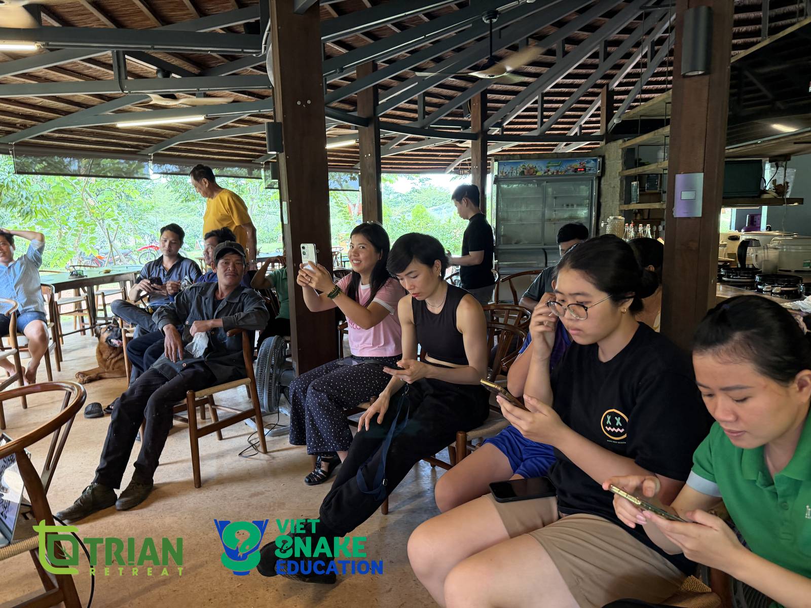 Đội ngũ Trị An Retreat làm bài kiểm tra kiến thức 13 câu ngay sau buổi học