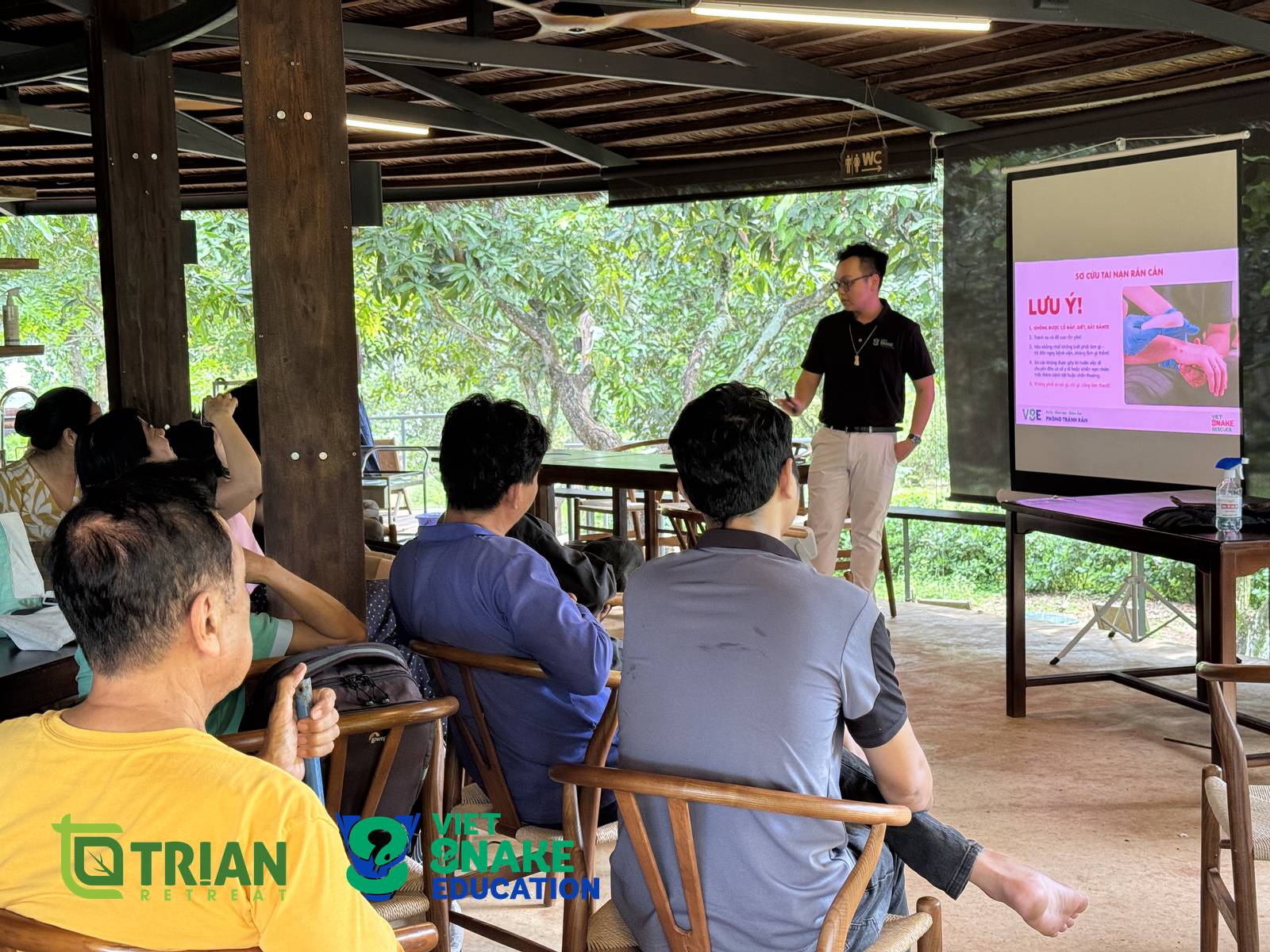 Nhân sự Trị An Retreat nghe giảng phần nhận diện rắn trong buổi đào tạo an toàn ngày 26/08/2026