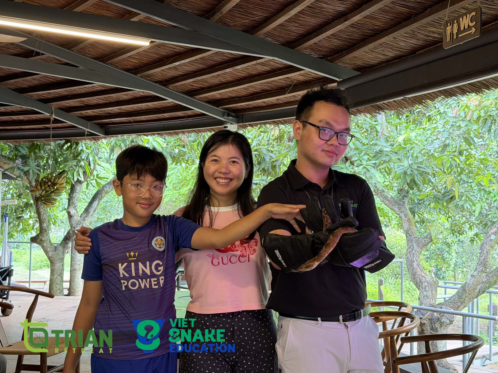 Học viên nhỏ tuổi quan sát rắn chàm quạp ở cự ly gần dưới sự đảm bảo an toàn của người hướng dẫn tại Trị An Retreat