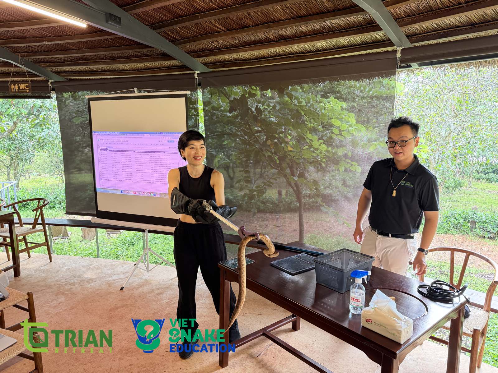 Nhân sự Trị An Retreat thực hành dùng móc rắn dưới sự giám sát trực tiếp của người hướng dẫn