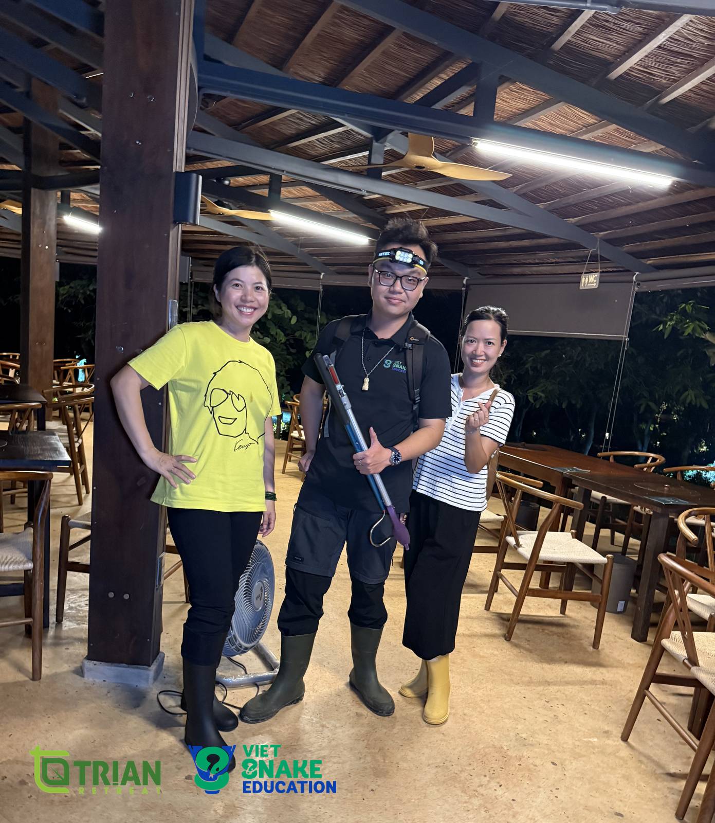 Chị Hoanh cùng đội chuyên môn Viet Snake Education trước giờ khảo sát rắn ban đêm trong khuôn viên Trị An Retreat